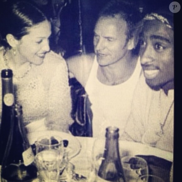 Madonna entourée de Sting et Tupac dans les années 90.