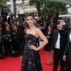 Clotilde Courau était superbe en Elie Saab au Festival de Cannes le 16 mai 2014 lors de la montée des marches pour Dragons 2.