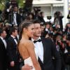 Pierre Niney et sa compagne Natasha Andrews au Festival de Cannes le 16 mai 2014 lors de la montée des marches pour Dragons 2.
