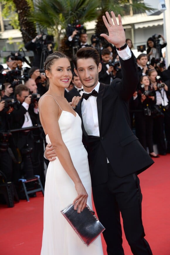 Pierre Niney et Natasha Andrews en amoureux au Festival de Cannes le 16 mai 2014 lors de la montée des marches pour Dragons 2.
