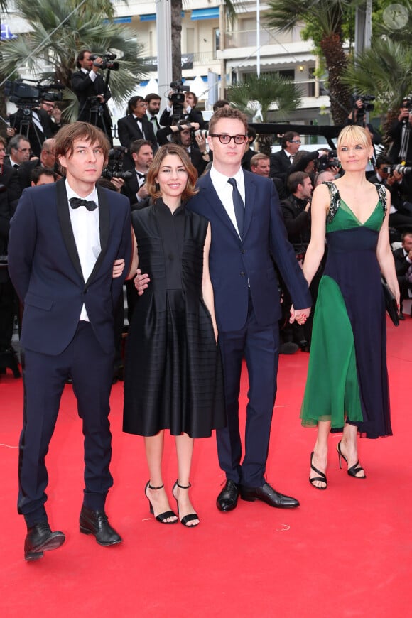Thomas Mars et sa femme Sofia Coppola (membre du jury) et Nicolas Winding Refn (membre du jury) et sa femme Liv Corfixen lors de la montée des marches du film Saint Laurent et l'hommage au cinéma d'animation, durant le Festival de Cannes le 17 mai 2014