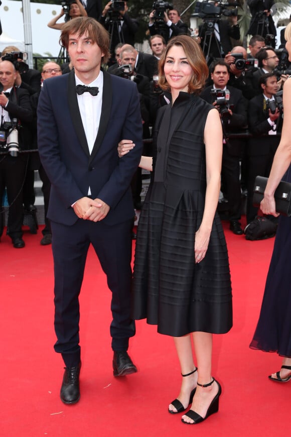 Thomas Mars et sa femme Sofia Coppola (membre du jury) lors de la montée des marches du film Saint Laurent et l'hommage au cinéma d'animation, durant le Festival de Cannes le 17 mai 2014