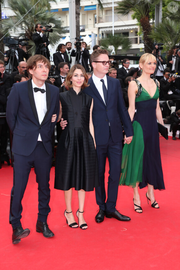 Thomas Mars et sa femme Sofia Coppola (membre du jury) et Nicolas Winding Refn (membre du jury) et sa femme Liv Corfixen lors de la montée des marches du film Saint Laurent et l'hommage au cinéma d'animation, durant le Festival de Cannes le 17 mai 2014