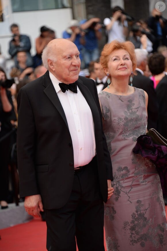 Michel Piccoli et sa femme Ludivine Clerc lors de la montée des marches du film Saint Laurent et l'hommage au cinéma d'animation, durant le Festival de Cannes le 17 mai 2014