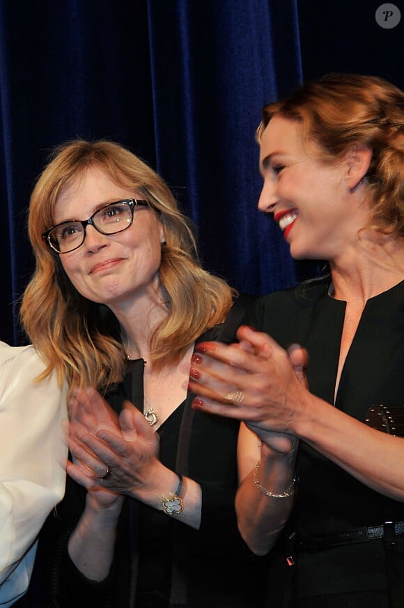 Claire Keim et Isabelle Carré (bijoux Van Cleef & Arpels) - Photocall du film "Respire" réalisé par Mélanie Laurent, dans le cadre du 67e festival du film de Cannes, le 17 mai 2014.