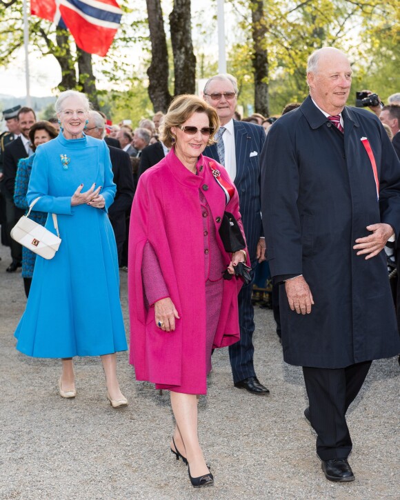 La reine Sonja et le roi Harald V de Norvège suivis par la reine Margrethe II de Danemark et le prince Henrik. La famille royale de Norvège a achevé de fêter le bicentenaire de la constitution norvégienne à Eidsvoll le 17 mai 2014. Des festivités étaient organisées dans la ville où fut ratifié le texte en 1814, auxquelles le roi Harald, la reine Sonja, le prince Haakon et la princesse Mette-Marit ont pris part avec la reine Margrethe II de Danemark et le prince Henrik ainsi que le roi Carl XVI Gustaf de Suède et la reine Silvia.