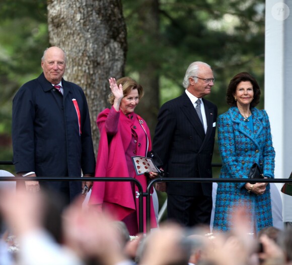 Harald et Sonja de Norvège avec Carl XVI Gustaf et Silvia de Suède. La famille royale de Norvège a achevé de fêter le bicentenaire de la constitution norvégienne à Eidsvoll le 17 mai 2014. Des festivités étaient organisées dans la ville où fut ratifié le texte en 1814, auxquelles le roi Harald, la reine Sonja, le prince Haakon et la princesse Mette-Marit ont pris part avec la reine Margrethe II de Danemark et le prince Henrik ainsi que le roi Carl XVI Gustaf de Suède et la reine Silvia.
