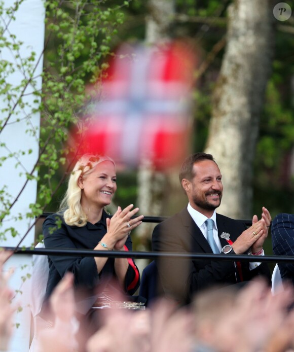 La princesse Mette-Marit et le prince Haakon applaudissant lors du concert. La famille royale de Norvège a achevé de fêter le bicentenaire de la constitution norvégienne à Eidsvoll le 17 mai 2014. Des festivités étaient organisées dans la ville où fut ratifié le texte en 1814, auxquelles le roi Harald, la reine Sonja, le prince Haakon et la princesse Mette-Marit ont pris part avec la reine Margrethe II de Danemark et le prince Henrik ainsi que le roi Carl XVI Gustaf de Suède et la reine Silvia.