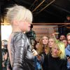 Julie Gayet admire sa copine pendant le concert du groupe de Cécile Cassel, HollySiz, à La Boulangerie Bleue, Cannes, le 18 mai 2014;