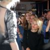 Julie Gayet pendant le concert du groupe de Cécile Cassel, HollySiz, à La Boulangerie Bleue, Cannes, le 18 mai 2014;