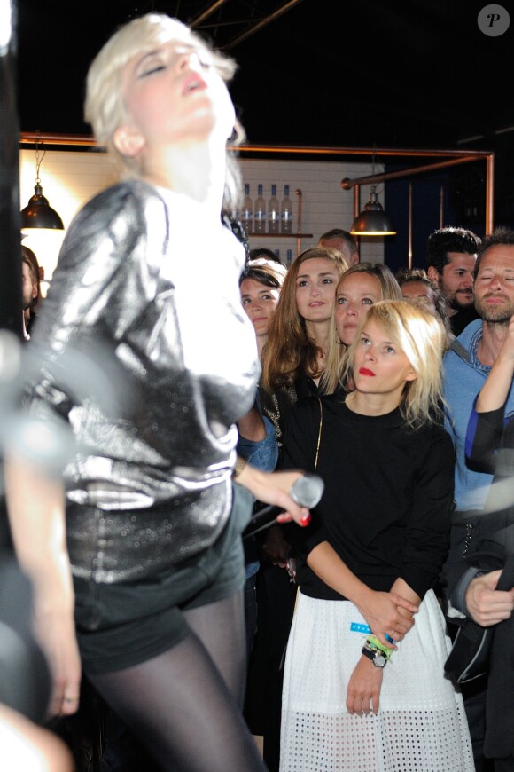 Julie Gayet savoure le concert du groupe de Cécile Cassel, HollySiz, à La Boulangerie Bleue, Cannes, le 18 mai 2014;