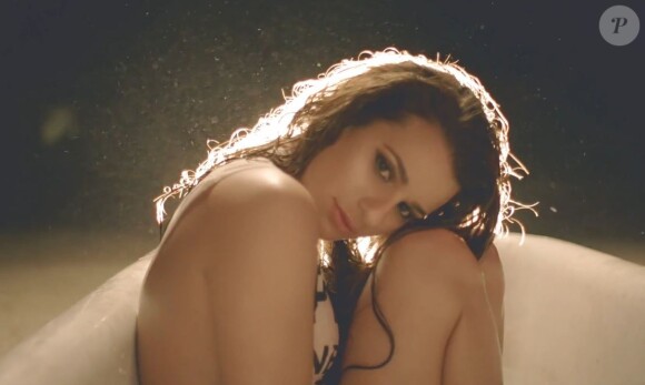 Lea Michele, très sexy, dans le clip du titre On My Way.