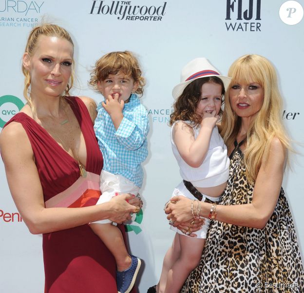 Molly Sims, son fils Brooks Stuber, Rachel Zoe et son fils Skyler Morrison Berman lors de la journée de charité pour la recherche contre le cancer de l'ovaire à Santa Monica, le 17 mai 2014