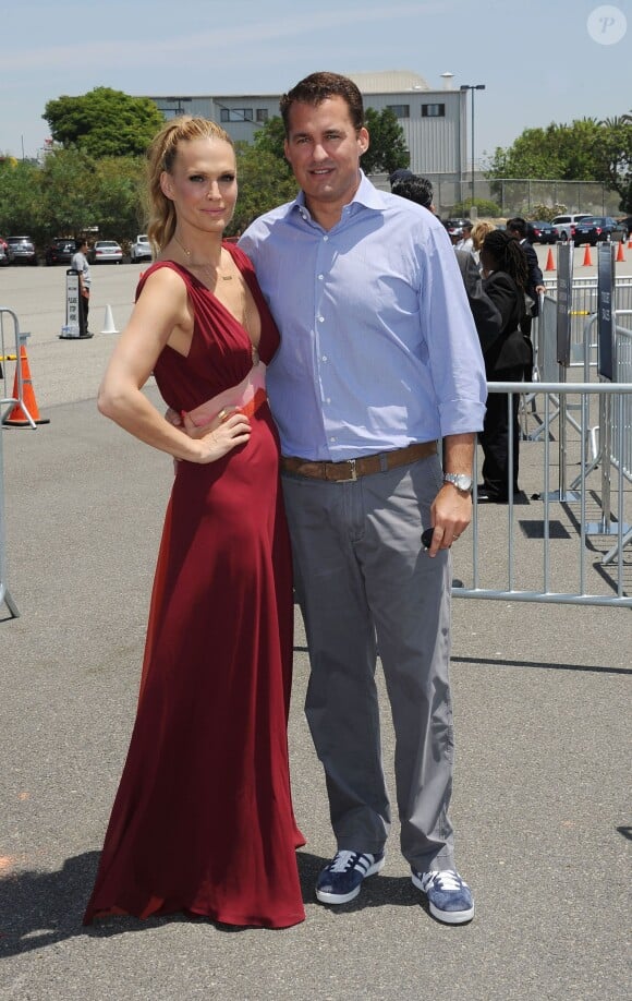 Molly Sims et son mari Scott Stuber lors de la journée de charité pour la recherche contre le cancer de l'ovaire à Santa Monica, le 17 mai 2014