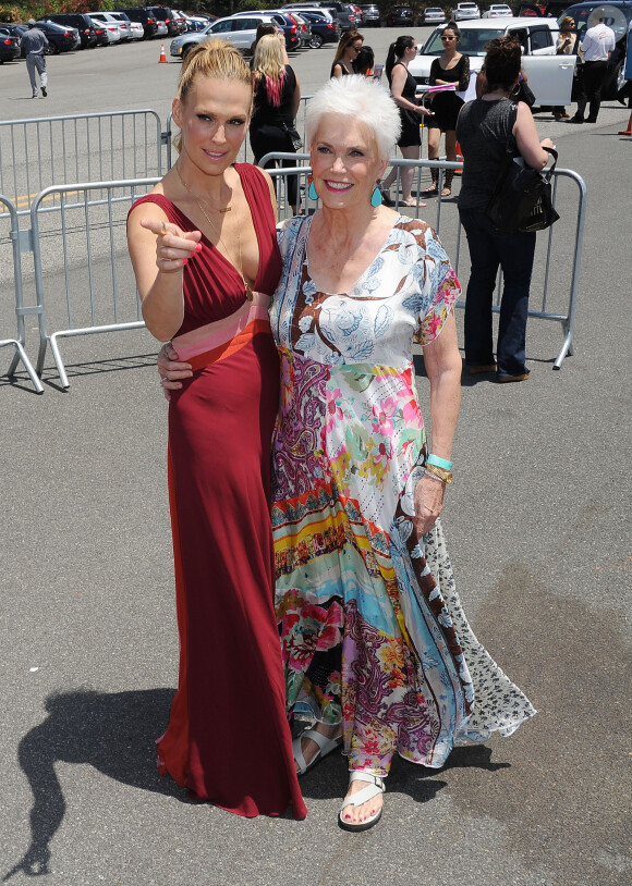 Molly Sims et sa mère Dottie Sims lors de la journée de charité pour la recherche contre le cancer de l'ovaire à Santa Monica, le 17 mai 2014