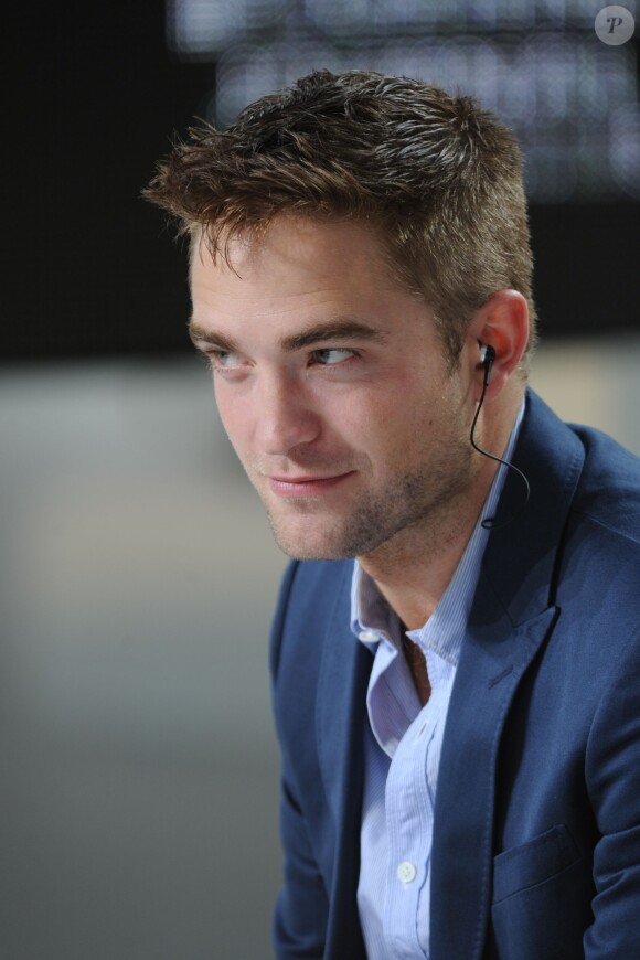 Robert Pattinson au Grand Journal de Canal +, Cannes, le 20 mai 2014.