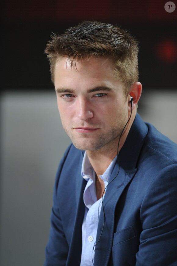 Robert Pattinson tout charme dehors au Grand Journal de Canal +, Cannes, le 20 mai 2014.