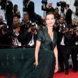 info : D'après l'AFP, la jurée du festival de Cannes a été victime mardi soir d'un oedème de Quincke ( qui n'a pas nécéssité d'hospitalisation) lors d'une soirée à Vallauris. Carole Bouquet - Montée des marches du film "Foxcatcher" lors du 67 ème Festival du film de Cannes – Cannes le 19 mai 2014.