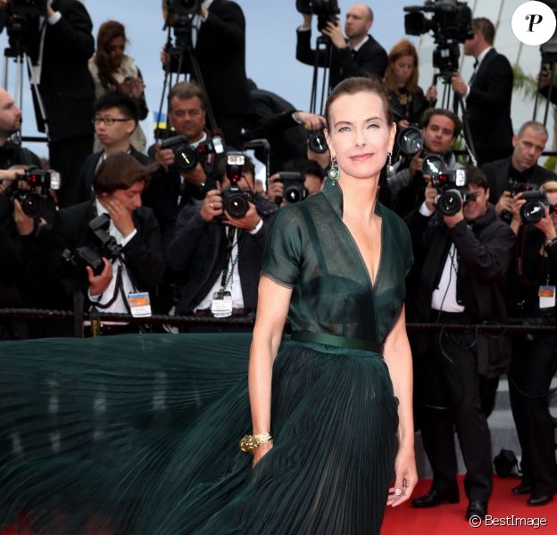 info : D'après l'AFP, la jurée du festival de Cannes a été victime mardi soir d'un oedème de Quincke ( qui n'a pas nécéssité d'hospitalisation) lors d'une soirée à Vallauris. Carole Bouquet - Montée des marches du film "Foxcatcher" lors du 67 ème Festival du film de Cannes – Cannes le 19 mai 2014.