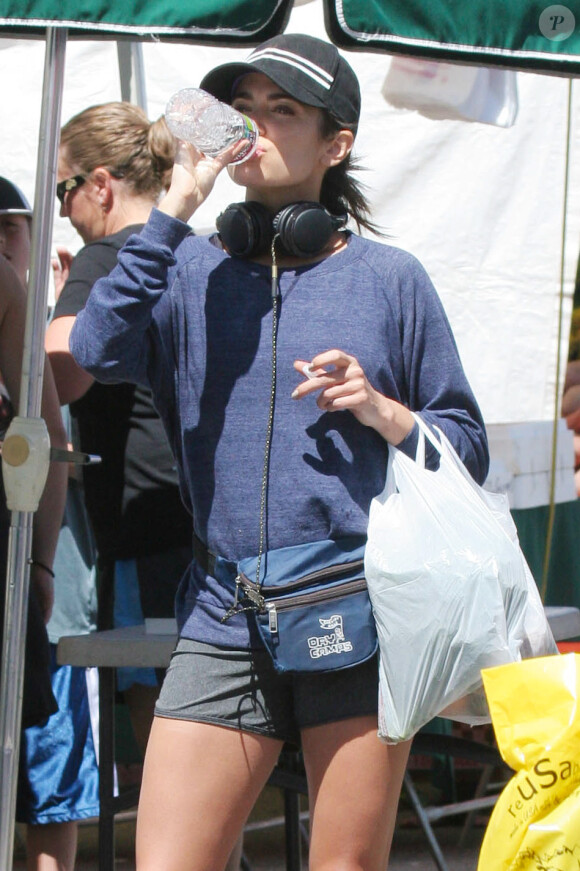 Nikki Reed, célibataire, fait le marché avec sa maman à Los Angeles, le 11 mai 2014.