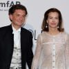 Carole Bouquet et son compagnon Philippe Sereys de Rothschild - Photocall du 21e gala de l'amfAR à l'Eden Roc au Cap d'Antibes en marge du 67e Festival du film de Cannes, le 22 mai 2014.