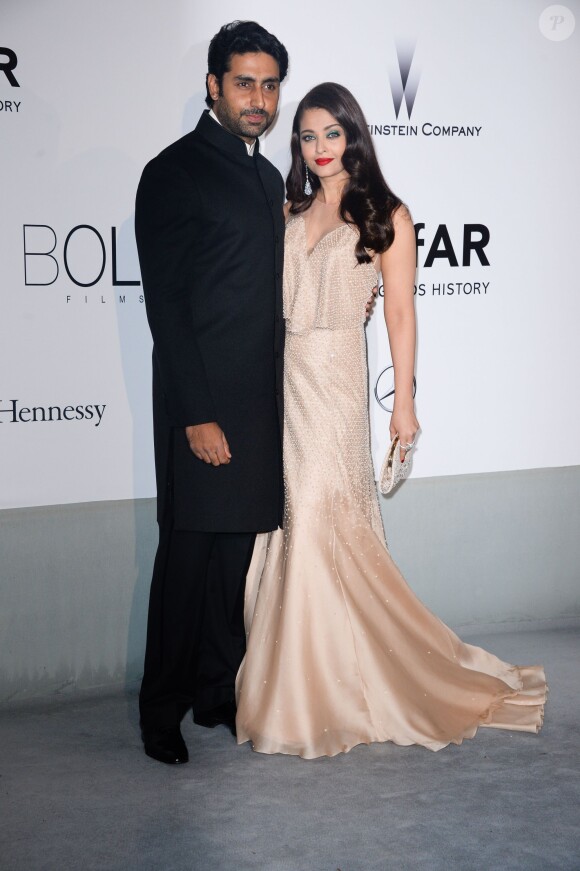 Aishwarya Rai et son mari Abhishek Bachchan - Photocall du 21e gala de l'amfAR à l'Eden Roc au Cap d'Antibes en marge du 67e Festival du film de Cannes, le 22 mai 2014.