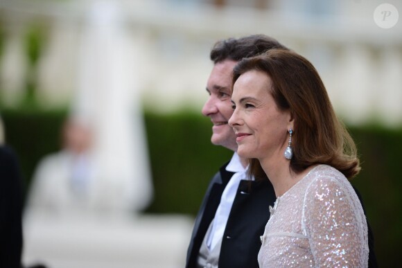 Carole Bouquet et Philippe Sereys de Rothschild - Photocall du 21e gala de l'amfAR à l'Eden Roc au Cap d'Antibes en marge du 67e Festival du film de Cannes, le 22 mai 2014.