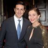 Le prince Edouard de Ligne de la Tremoille et son épouse la princesse Isabella (Isabella Orsini, sous son nom d'actrice), alors enceinte de leur deuxième enfant, lors du gala "La guinguette de Régine" au profit de l'association Les puits du désert le 19 novembre 2013 à Paris.