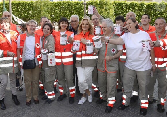 Adriana Karembeu au milieu des bénévoles à l'occasion des journées nationales de la Croix-Rouge qui fête son 150e anniversaire à Vincennes le 24 mai 2014