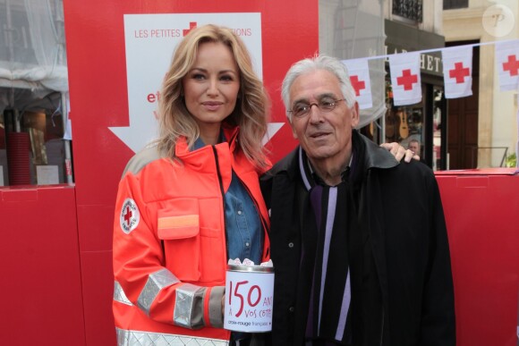 Adriana Karembeu et le professeurr Jean-Jacques Eledjam, président de la Croix Rouge, à l'occasion des journées nationales de la Croix-Rouge qui fête son 150e anniversaire à Vincennes le 24 mai 2014