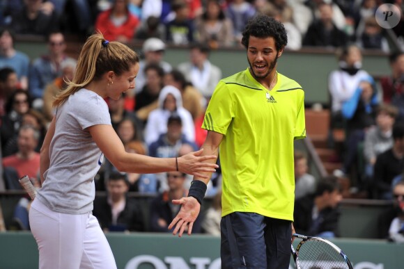 Alizé Cornet et Laurent Lokoli lors de la journées des Enfants de Roland-Garros, à Roland-Garros, le 24 mai 2014 à Paris