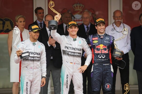La princesse Charlene de Monaco, le prince Albert II de Monaco, Lewis Hamilton, Nico Rosberg, Daniel Ricciardo à l'issue du Grand Prix de Monaco le 25 mai 2014