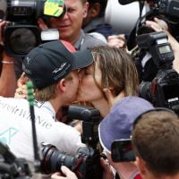 Nico Rosberg : Le baiser fougueux de sa belle Vivian après sa victoire à Monaco