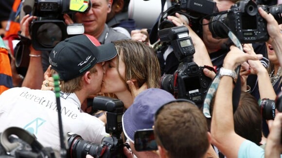 Nico Rosberg : Le baiser fougueux de sa belle Vivian après sa victoire à Monaco