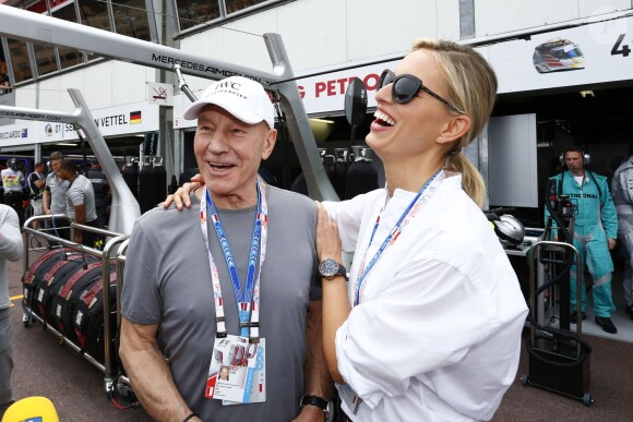Sir Patrick Stewart et Karolina Kurkova lors du Grand Prix de Monaco le 25 mai 2014