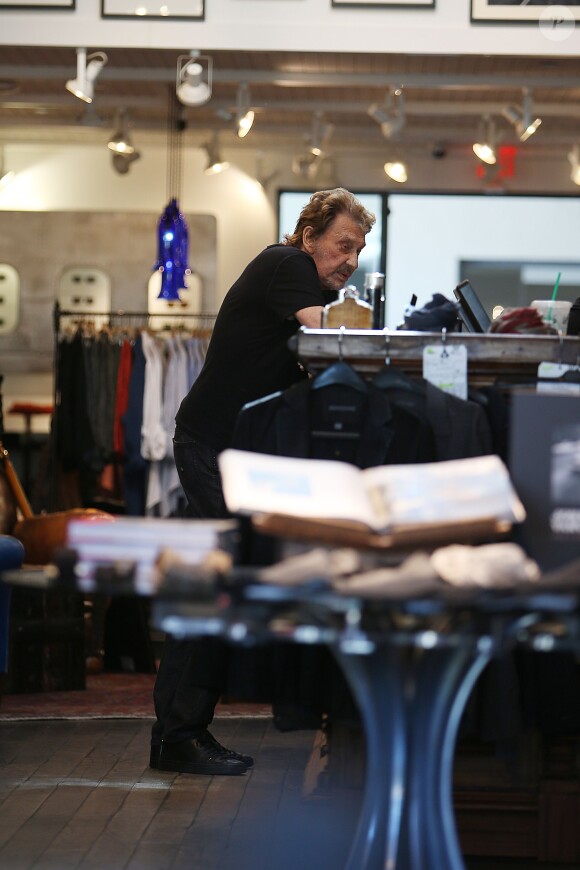 Johnny Hallyday fait du shopping chez John Varvatos à Malibu, le 25 mai 2014.