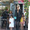 Johnny Hallyday, sa femme Laeticia et leurs filles Jade et Joy sont allés déjeuner au restaurant Taverna Tony à Malibu, le 25 mai 2014.