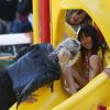 Laeticia Hallyday est allée passer un moment avec ses filles Jade et Joy dans un parc à Malibu. Les filles étaient très en joie....à chaque passage sur le toboggan, elles embrassaient leur mère. Le 25 mai 2014 