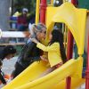 Laeticia Hallyday est allée passer un moment avec ses filles Jade et Joy dans un parc à Malibu. Les filles étaient très en joie....à chaque passage sur le toboggan, elles embrassaient leur mère. Le 25 mai 2014