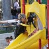 Laeticia Hallyday est allée passer un moment avec ses filles Jade et Joy dans un parc à Malibu. Les filles étaient très en joie....à chaque passage sur le toboggan, elles embrassaient leur mère. Le 25 mai 2014