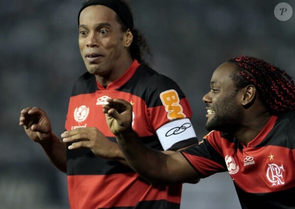 Ronaldinho et Vagner Love lors du match de Copa Libertadores au stade Defensores del Chaco à Asuncion, le 28 mars 2012