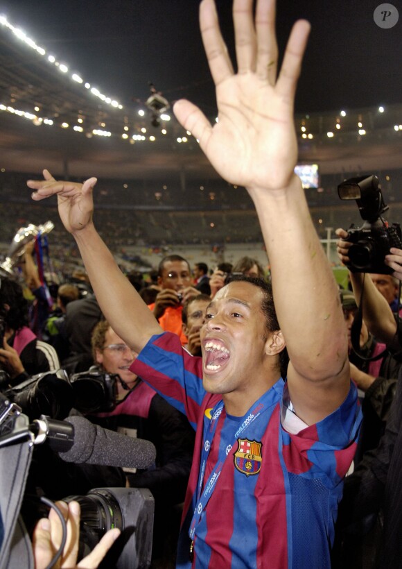 Ronaldinho après la victoire en Ligue des champions avec Barcelone, le 17 mai 2006 à Saint-Denis au Stade de France