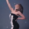 Kylie Minogue a dévoilé le clip de "Crystallize", le 26 mai 2014.