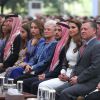 Le roi Abdullah II de Jordanie, la reine Rania, le prince héritier Hussein, la princesse Muna al-Hussein, la princesse Iman, la princesse Salma, le prince Faisal et son épouse Zeina au premier rang lors des célébrations de la Fête nationale jordanienne le 25 mai 2014, pour le 68e anniversaire de l'indépendance du royaume, au palais Raghadan à Amman.