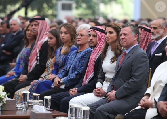 Le roi Abdullah II de Jordanie, la reine Rania, le prince héritier Hussein, la princesse Muna al-Hussein, la princesse Iman, la princesse Salma, le prince Faisal et son épouse Zeina au premier rang lors des célébrations de la Fête nationale jordanienne le 25 mai 2014, pour le 68e anniversaire de l'indépendance du royaume, au palais Raghadan à Amman.
