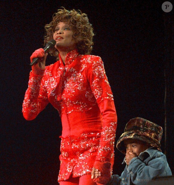Whitney Houston sur scène avec sa fille Bobbi Kristina Brown en Allemagne, le 11 juillet 1998.