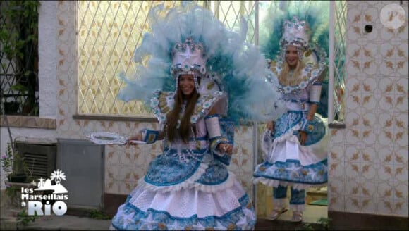 Stéphanie et Charlotte, ravissantes, essaient leurs costumes pour le Carnaval de Rio dans Les Marseillais à Rio, le mardi 27 mai 2014 sur W9