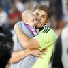Iker Casillas fête sa victoire en Ligue des champions avec son fils Martin au stade Bernabeu à Madrid le 25 mai 2014. 