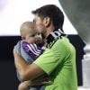 Iker Casillas fête sa victoire en Ligue des champions avec son bébé Martin au stade Bernabeu à Madrid le 25 mai 2014. 
