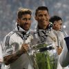 Sergio Ramos et Cristiano Ronaldo fêtent leur victoire en Ligue des champions au stade Bernabeu à Madrid en Espagne le 25 mai 2014. 